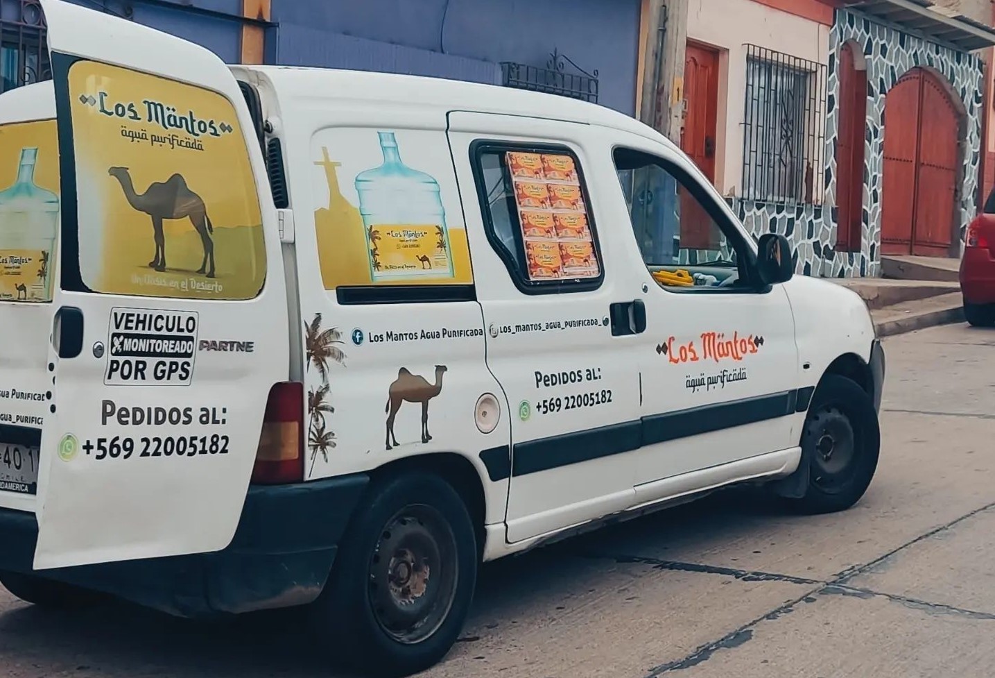 Vehículo de reparto realizando entregas